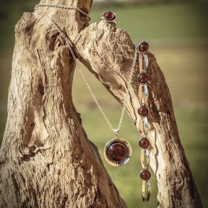 Niels Erik From smykkest med slv og rav.