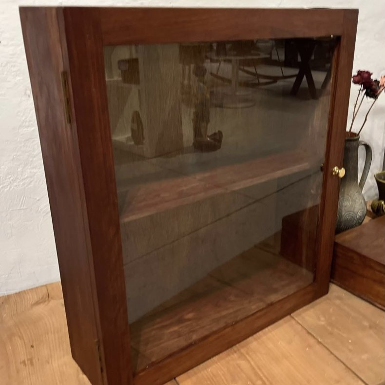 Tr vitrine vgskab