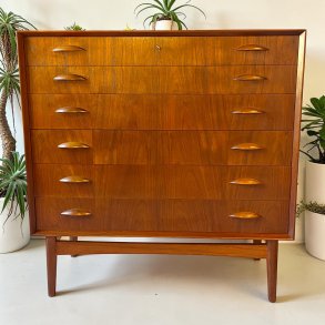 Kommode designet af Johannes Sorth