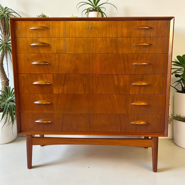 Kommode designet af Johannes Sorth