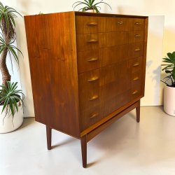 Kommode designet af Johannes Sorth