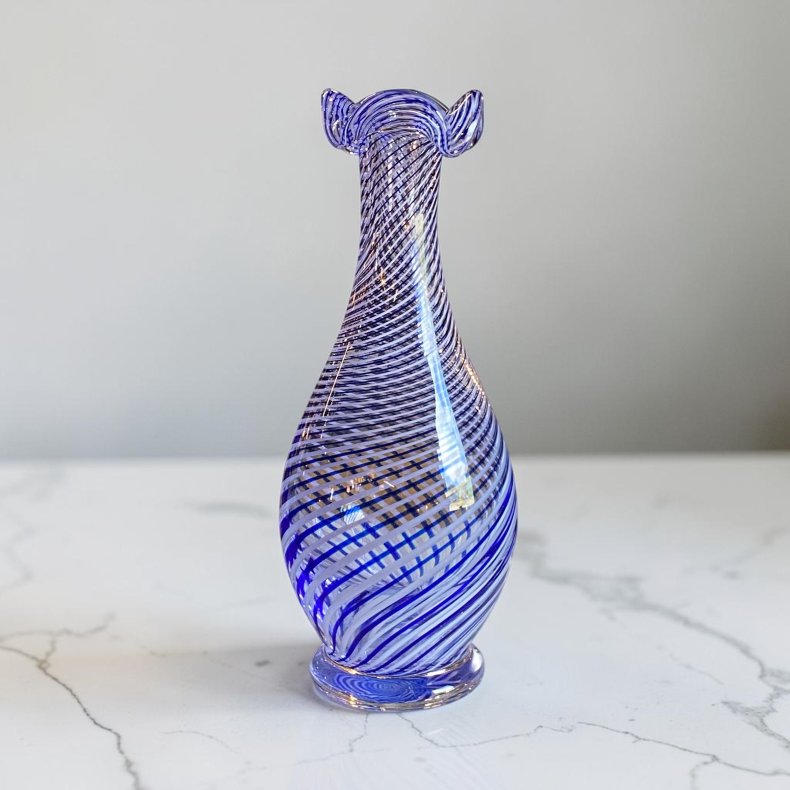 Glas vase med svirvel m�nster