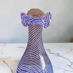 Glas vase med svirvel m�nster
