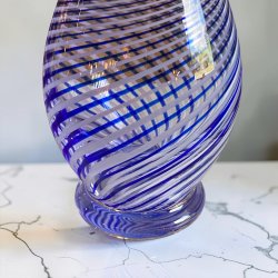 Glas vase med svirvel m�nster