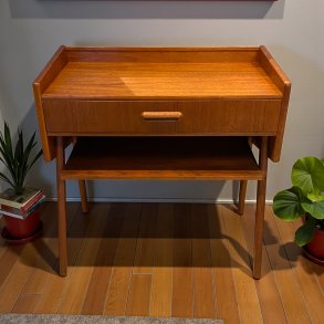 Teak entre/natbord m/skuffe