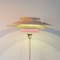 Hvid standerlampe