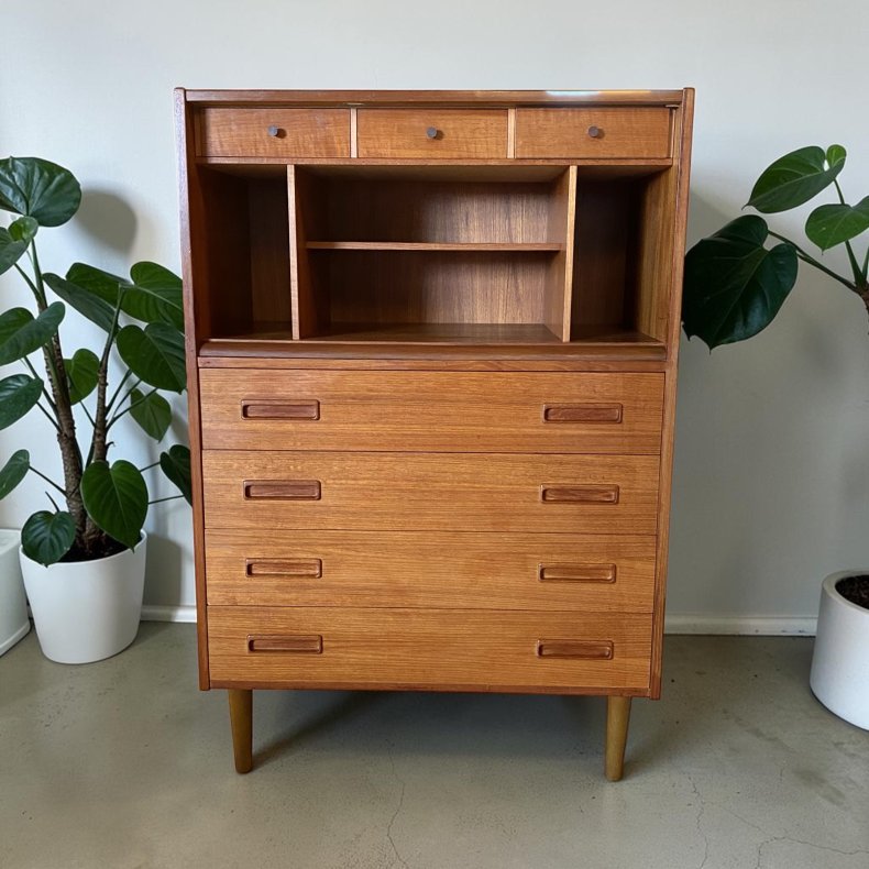 Teak kommode med hylder